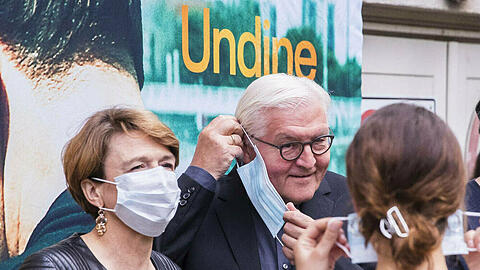 Frank-Walter Steinmeier und Elke Büdenbender bei einer "Undine"-Vorstellung in Berlin.