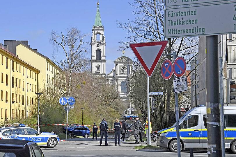 Das Auto durchbrach einen Zaun und erfasste anschließend einen Fußgänger, der schwer verletzt wurde.