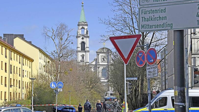 Das Auto durchbrach einen Zaun und erfasste anschließend einen Fußgänger, der schwer verletzt wurde. Das Auto durchbrach einen Zaun und erfasste anschließend einen Fußgänger, der schwer verletzt wurde.