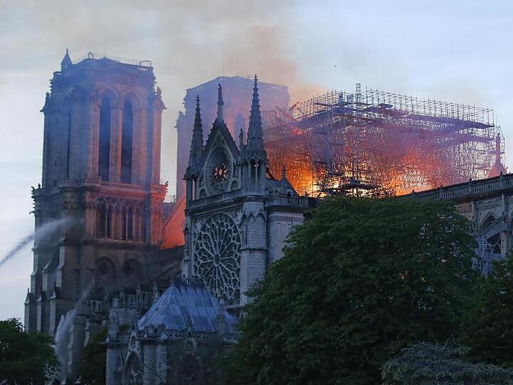 Ein Feuerwehrmann versucht, das Feuer in der Kathedrale Notre-Dame zu löschen.