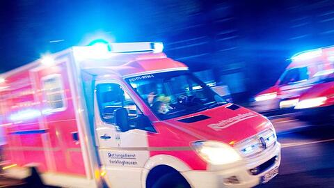 Ein Rettungswagen fährt mit Blaulicht über eine Straße. Foto: Marcel Kusch/dpa/Illustration