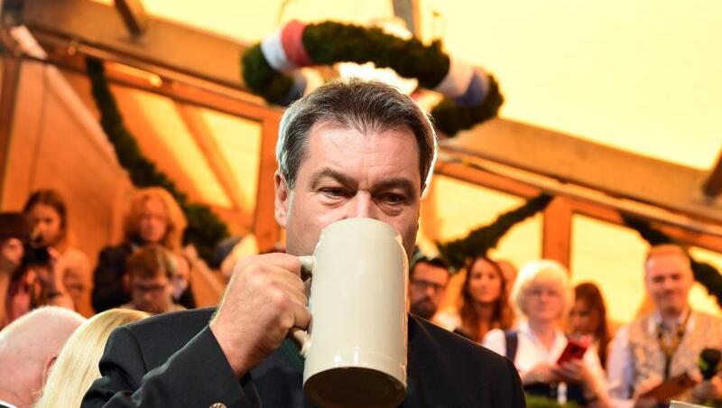 Markus Söder trinkt eine Maß. Foto: Peter Kneffel/Archivbild Markus Söder trinkt eine Maß. Foto: Peter Kneffel/Archivbild