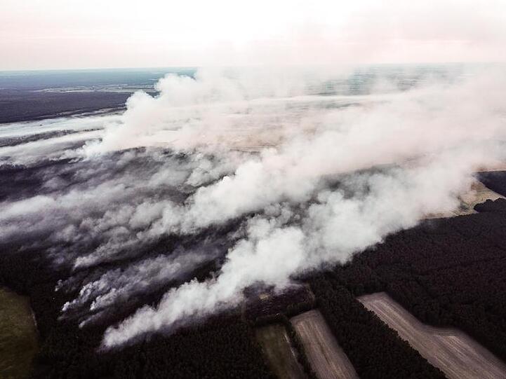 Rauch steigt in der Nähe von Jüterbog auf. In Brandenburg sind seit Beginn der Woche mehrere Waldbrände ausgebrochen.