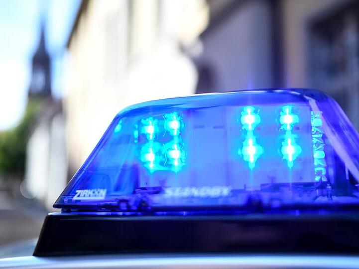 Das Blaulicht eines Polizeiautos leuchtet. Foto: Patrick Seeger/Archivbild