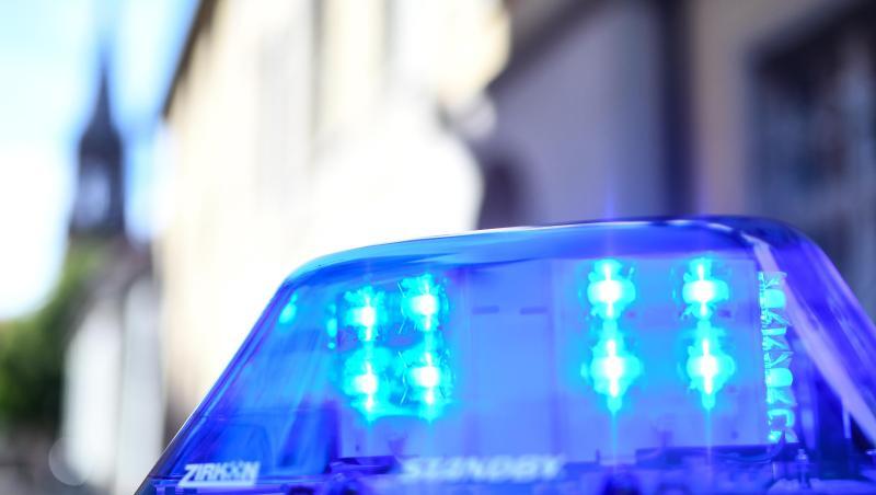 Das Blaulicht eines Polizeiautos leuchtet. Foto: Patrick Seeger/Archivbild