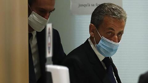 Nicolas Sarkozy verlässt den Gerichtssaal in Paris.