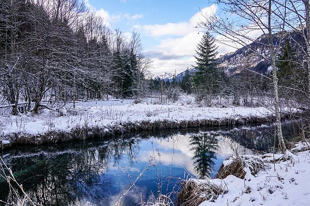 Im Winter spiegeln sich die Berge besonders schön im Bach. Im Winter spiegeln sich die Berge besonders schön im Bach.