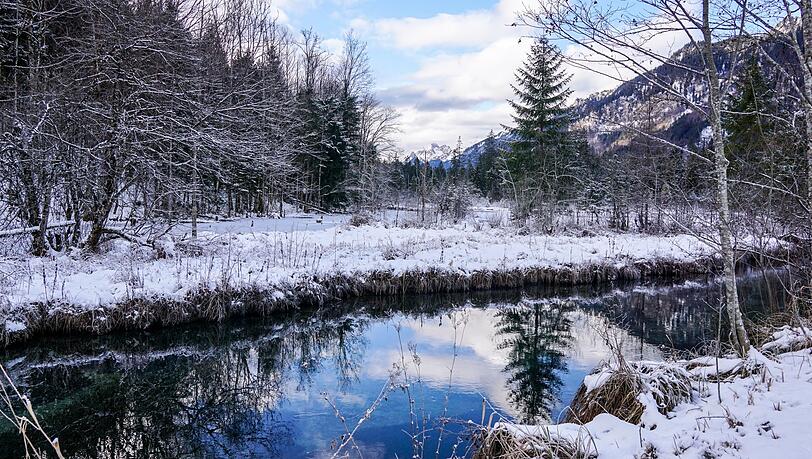 Im Winter spiegeln sich die Berge besonders schön im Bach. Im Winter spiegeln sich die Berge besonders schön im Bach.
