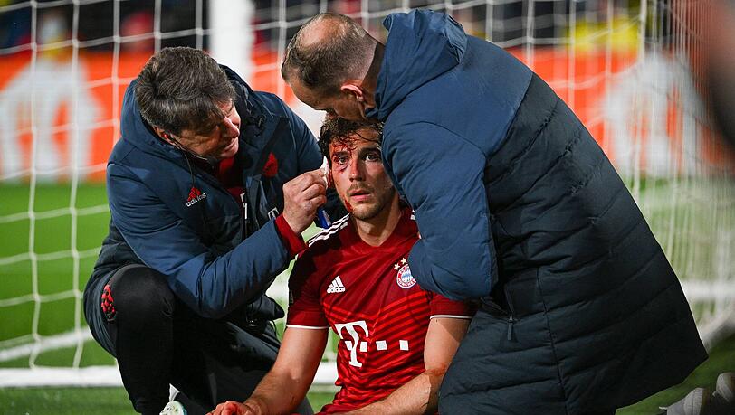 Leicht benommen: Leon Goretzka sitzt nach dem Ellenbogenschlag blutend am Boden.