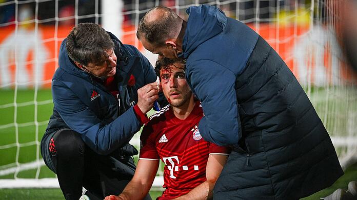 Leicht benommen: Leon Goretzka sitzt nach dem Ellenbogenschlag blutend am Boden.