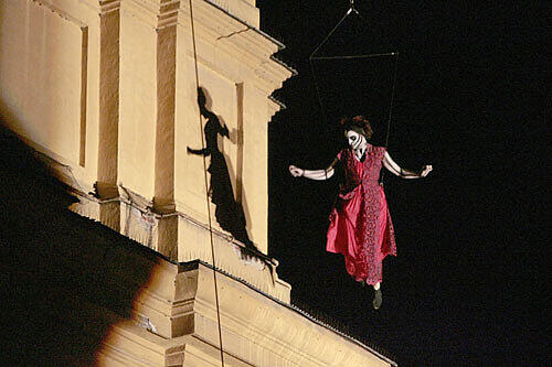 München Revue - "Der Tod" schwebt neben der Theatinerkirche