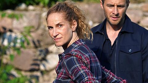 "Der Bozen-Krimi": Sonja Schwarz (Chiara Schoras, l.) und Jonas Kerschbaumer (Gabriel Raab) auf der Suche nach Hinweisen.