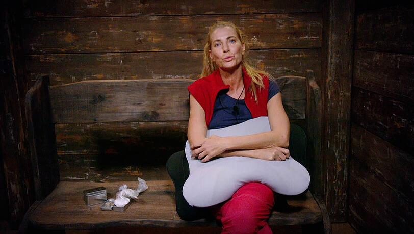 Giulia Siegel werden Salz und Kräuter im Dschungeltelefon abgenommen Giulia Siegel werden Salz und Kräuter im Dschungeltelefon abgenommen