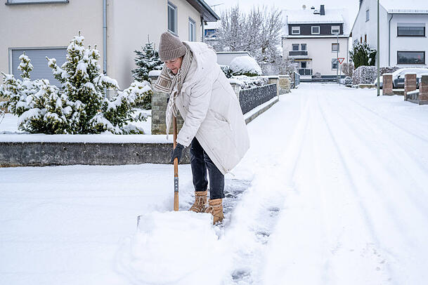 Der Gehweg muss so breit vom Schnee geräumt und gestreut werden, das zwei Personen nebeneinander vorbeigehen können.