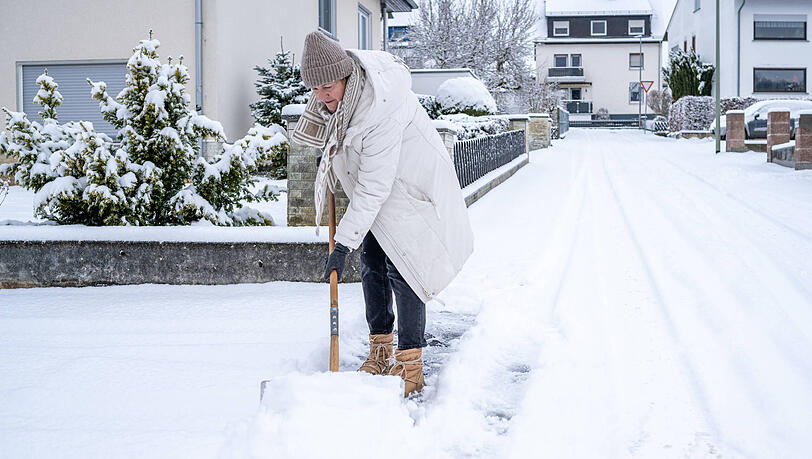 Der Gehweg muss so breit vom Schnee geräumt und gestreut werden, das zwei Personen nebeneinander vorbeigehen können. Der Gehweg muss so breit vom Schnee geräumt und gestreut werden, das zwei Personen nebeneinander vorbeigehen können.
