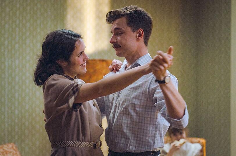 Gerta (Barbora V&aacute;lkov&aacute;) trifft ihre alte Liebe Karel (Oskar Hes) wieder.