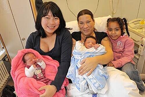 Die stolzen Mütter Susanne Weinmann (M.) und Phi Fischer mit ihren Kindern.