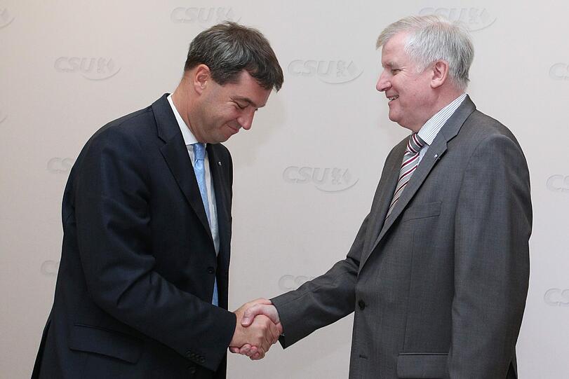 Der Vorsitzende des CSU-Bezirksverbandes Nürnberg-Fürth-Schwabach Markus Söder (l) bedankt sich bei dem bayerischen Ministerpräsidenten, CSU-Chef Horst Seehofer
