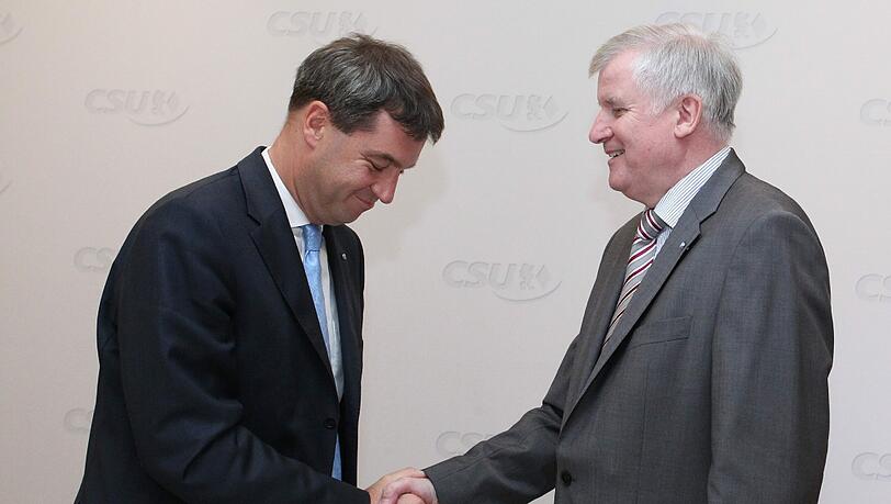 Der Vorsitzende des CSU-Bezirksverbandes Nürnberg-Fürth-Schwabach Markus Söder (l) bedankt sich bei dem bayerischen Ministerpräsidenten, CSU-Chef Horst Seehofer Der Vorsitzende des CSU-Bezirksverbandes Nürnberg-Fürth-Schwabach Markus Söder (l) bedankt sich bei dem bayerischen Ministerpräsidenten, CSU-Chef Horst Seehofer