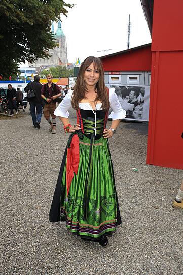 Promis präsentieren ihre Trachten auf der Wiesn 2012