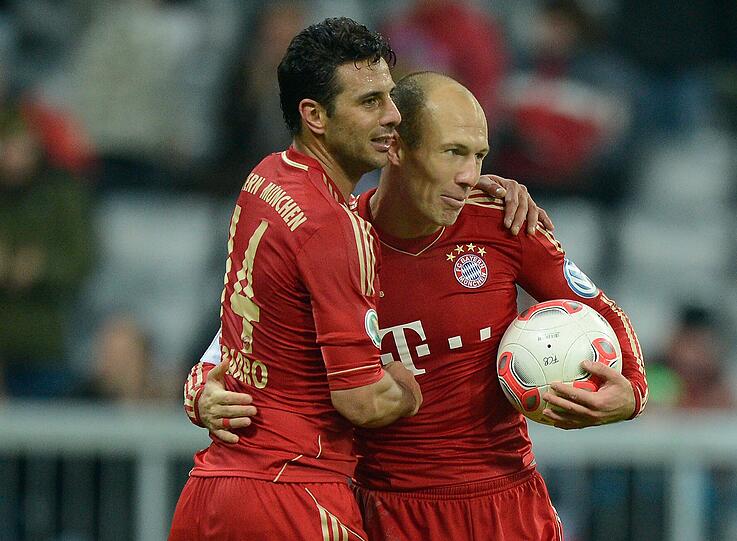 Die Torschützen des Abends: Arjen Robben und Claudio Pizarro teilen sich das 4:0 gegen Kaiserslautern. Die Bayern sind damit im Achtelfinale des DFB-Pokals.