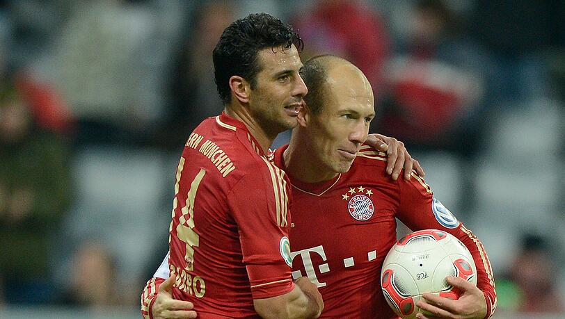 Die Torschützen des Abends: Arjen Robben und Claudio Pizarro teilen sich das 4:0 gegen Kaiserslautern. Die Bayern sind damit im Achtelfinale des DFB-Pokals. Die Torschützen des Abends: Arjen Robben und Claudio Pizarro teilen sich das 4:0 gegen Kaiserslautern. Die Bayern sind damit im Achtelfinale des DFB-Pokals.