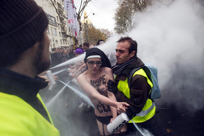 In Paris demonstrierten Aktivistinnen für die Rechte Homosexueller und deren Unterdrückung.