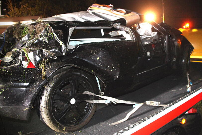 Tragischer Verkehrsunfall bei Attel: Ein 18-Jähriger kam von der B15 ab, prallte gegen die Leitplanke und kam bei dem Unfall ums Leben. Die Bilder vom Unfallort.