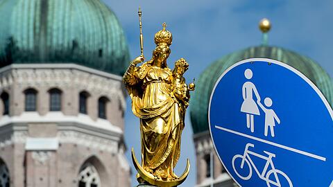 Fuß- und Radverkehr betragen einen Großteil des innerstädtischen Verkehrs. Aus diesem Grund wollen Abgeordnete für München eines Fußwegkarte. (Symbolbild)