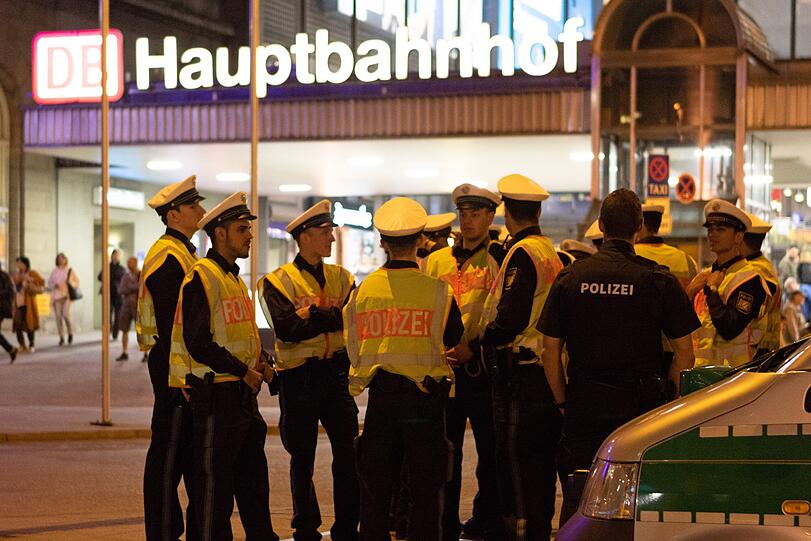 Die Bilder von den Vorbereitungen: Ab 20 Uhr begann die Polizei damit, den Bahnhof abzuriegeln.