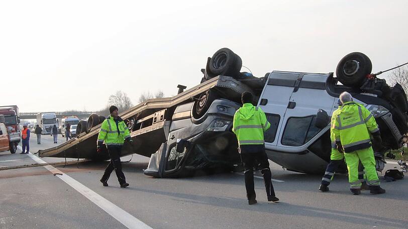 Die Bergung des umgekippten Transporters zog sich über mehrere Stunden hin.