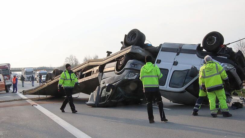 Die Bergung des umgekippten Transporters zog sich über mehrere Stunden hin. Die Bergung des umgekippten Transporters zog sich über mehrere Stunden hin.