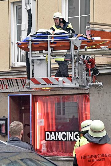 Einsatz in der Schillerstraße: Der Patient wurde mit einem Kran aus dem Fenster gehievt.