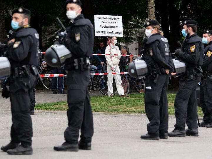 Ein Teilnehmer einer Demonstration gegen Anti-Corona-Maßnahmen in München. Foto: Sven Hoppe/dpa/Archivbild