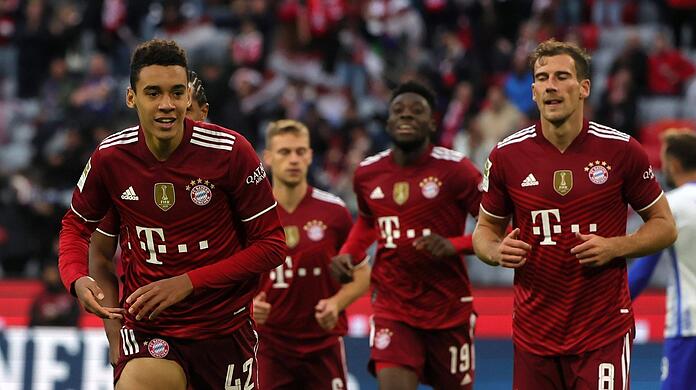 Wie stellt Bayern-Trainer Julian Nagelsmann in Gladbach auf? Jamal Musiala (l.), Alphonso Davies (2.v.r.) und Leon Goretzka (r.) sind Startelf-Kandidaten.