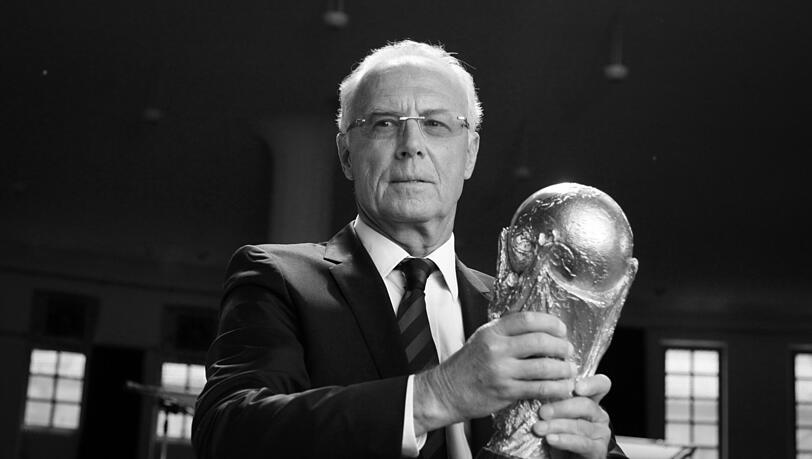 Weltmeister als Spieler (1974), als Trainer (1990) und der Mann hinter dem WM-Sommermärchen 2006: Franz Beckenbauer († 78).