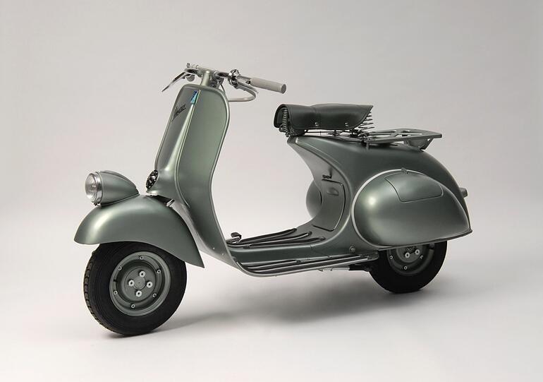 Die Vespa mag vielleicht nicht rasend schnell sein, aber sie steht seit der Nachkriegszeit für Italianità und Lässigkeit. Corradino D’Ascanio hat diesen lindgrünen Motorroller 1945 entworfen.