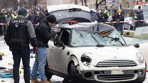 Der Mini Cooper wird am 13. Februar 2025 von Polizisten untersucht.