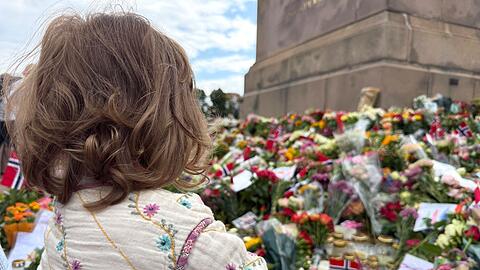 Auch die einj&auml;hrige Lara hat Blumen f&uuml;r den K&ouml;nig abgelegt.