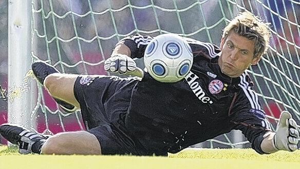 Bayern-Torhüter Jörg Butt in Aktion. Bayern-Torhüter Jörg Butt in Aktion.