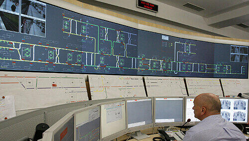 Ein Steuer-Computer, der den Kontakt zwischen den automatischen U-Bahnzügen und der Leitzentrale herstellt, verursachte am Montag das U-Bahn-Chaos. Ein Steuer-Computer, der den Kontakt zwischen den automatischen U-Bahnzügen und der Leitzentrale herstellt, verursachte am Montag das U-Bahn-Chaos.