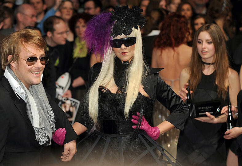 Lady Gaga hatte leider keine Zeit, sie schickte als Ersatz ein Double - Elton John auch.