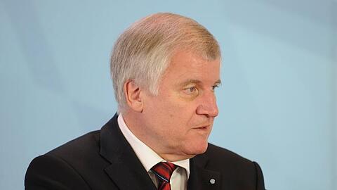 Schwarzer Atomgipfel auf dem heiligen Berg von Andechs: Horst Seehofer sagt, wo&rsquo;s lang geht. Kanzlerin Angela Merkel ist auch dabei beim Pilgerwochenende der CSU.