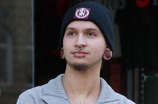Piercer Andi Fehlner (21): &bdquo;Ich glaube ein bisschen an Astrologie, bin aber etwas skeptisch. Ich bin Skorpion-Mann und habe von den folgenden Eigenschaften meines Sternzeichens gehört: verführerische Qualitäten, etwas dickköpfig und mit einem Giftstachel versehen. Wenn man es sich mit einem Skorpion verdorben hat, dann hat man es meistens endgültig verdorben. In Bezug auf mich sind diese Aussagen durchaus zutreffend.&ldquo;