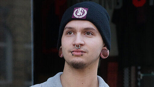 Piercer Andi Fehlner (21): „Ich glaube ein bisschen an Astrologie, bin aber etwas skeptisch. Ich bin Skorpion-Mann und habe von den folgenden Eigenschaften meines Sternzeichens gehört: verführerische Qualitäten, etwas dickköpfig und mit einem Giftstachel versehen. Wenn man es sich mit einem Skorpion verdorben hat, dann hat man es meistens endgültig verdorben. In Bezug auf mich sind diese Aussagen durchaus zutreffend.“ Piercer Andi Fehlner (21): „Ich glaube ein bisschen an Astrologie, bin aber etwas skeptisch. Ich bin Skorpion-Mann und habe von den folgenden Eigenschaften meines Sternzeichens gehört: verführerische Qualitäten, etwas dickköpfig und mit einem Giftstachel versehen. Wenn man es sich mit einem Skorpion verdorben hat, dann hat man es meistens endgültig verdorben. In Bezug auf mich sind diese Aussagen durchaus zutreffend.“