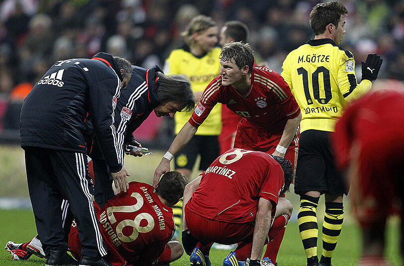 1. Dezember 2012, Bundesliga: FC Bayern - Dortmund 1:1

Das Giganten-Treffen bleibt diesmal ohne Sieger, mit dem 1:1 im Bundesligaduell können sich beide Vereine anfreunden. Getrübt wird die Partie von der schweren Verletzung Holger Badstubers, der mit einem Kreuzbandriss auf Krücken aus der Arena humpelt.
