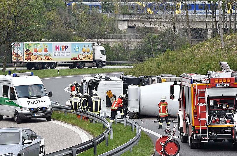 Etwa eine Stunde später - gleiche Autobahn, anderer Unfall: Ein Betonmischer war zu schnell unterwegs, kam von der Straße ab und kippte auf die Gegenfahrbahn.