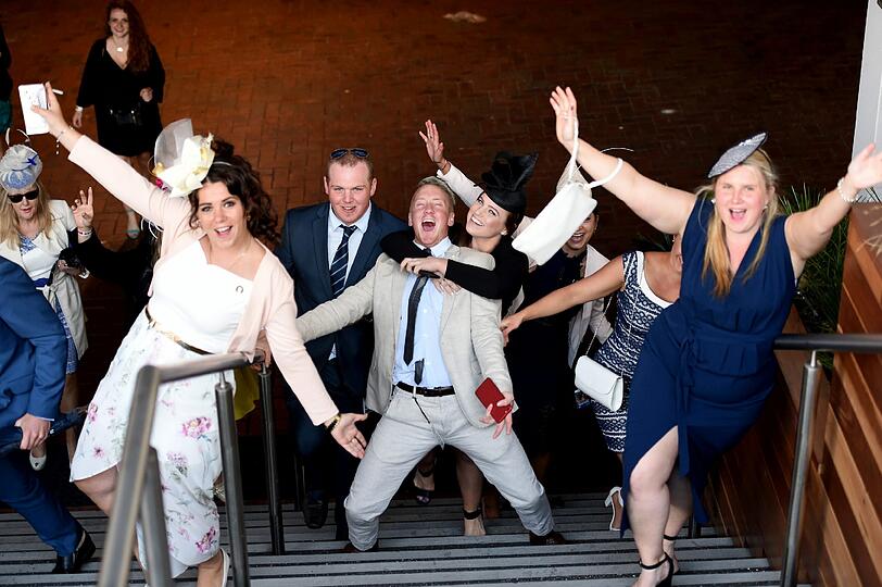 Da wurde das Galopprennen zur Nebensache: Die wilde Saufparty der Pferdefans beim Melbourne Cup in Australien.