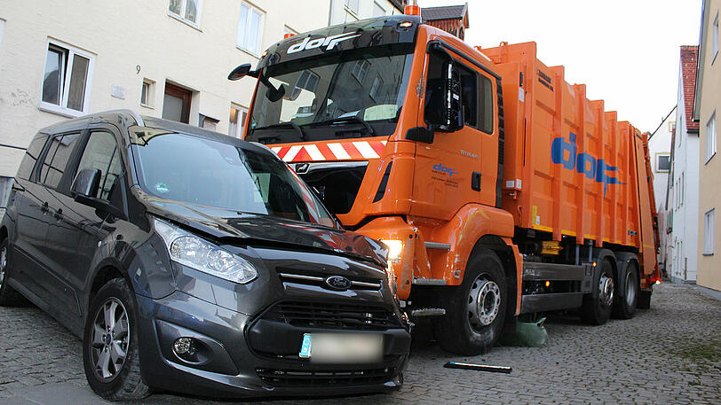 Der Mülllaster kam erst zum Stehen, als er gegen ein geparktes Auto prallte.