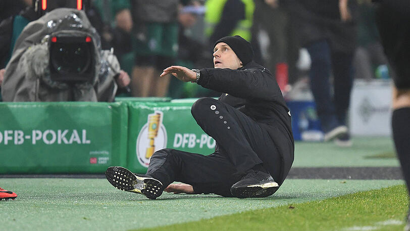 Bayer-Trainer Heiko Herrlich liegt nach seiner Schwalbe auf dem Boden.